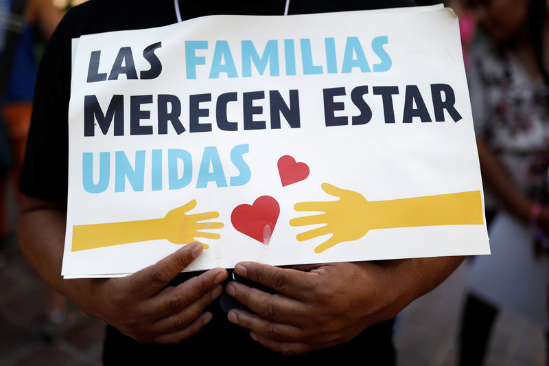 © Reuters. Foto de archivo de un manifestante sosteniendo un cartel en una protesta contra las políticas migratorias del Gobierno del presidente Donald Trump