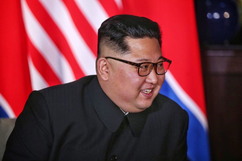 © Reuters. Imagen cedida a Reuters del líder de Corea del Norte, Kim Jong Un, en una reunión con el presidente de Estados Unidos, Donald Trump, en el hotel Capella en Singapur