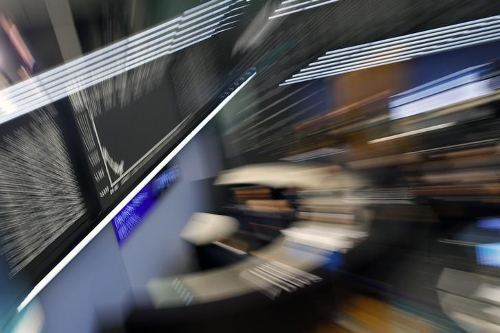 © Reuters. FILE PHOTO: A man pays his bill at a coffee shop in Sydney's central business district