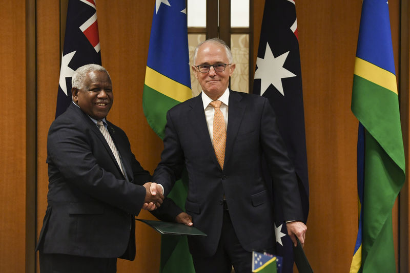 © Reuters. Prime Minister of the Solomon Islands Rick Houenipwela and Australian Prime Minister Malcolm Turnbull shake hands during a signing ceremony at Parliament House in Canberra