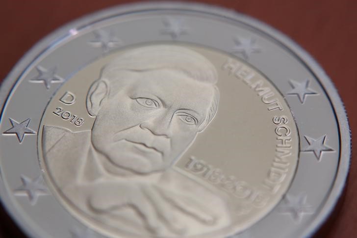 © Reuters. Presentation of a new 2 Euro commemorative coin in honour of former German Chancellor Helmut Schmidt
