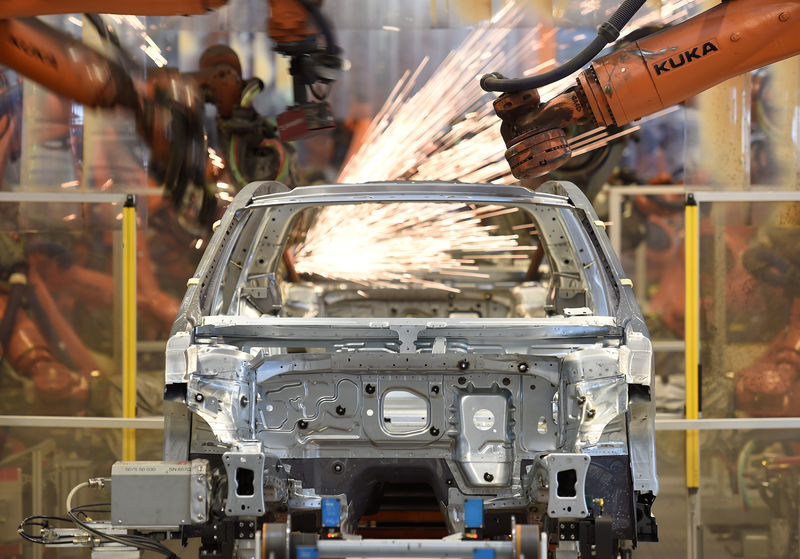 © Reuters. FILE PHOTO: Welding robots are seen in a production line at the Volkswagen plant in Emden