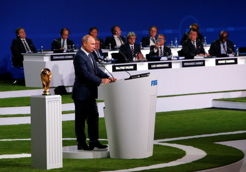 © Reuters. قبل انطلاق كأس العالم.. بوتين يشكر الفيفا على الفصل بين الرياضة والسياسة