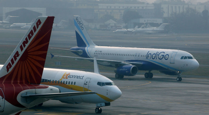 © Reuters. FILE PHOTO: An IndiGo Airlines Airbust A320 aircraft and JetKonnect Boeing 737 aircraft taxi past an Air India Airbus A321 aircraft at Mumbai's Chhatrapathi Shivaji International Airport