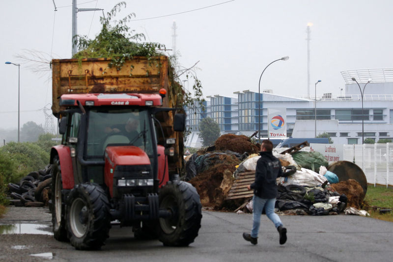 © Reuters. FILE PHOTO:  French farmers, members of the FNSEA, the country's largest farmers' union, block with their tractors the access of the French oil giant Total refinery in Donges