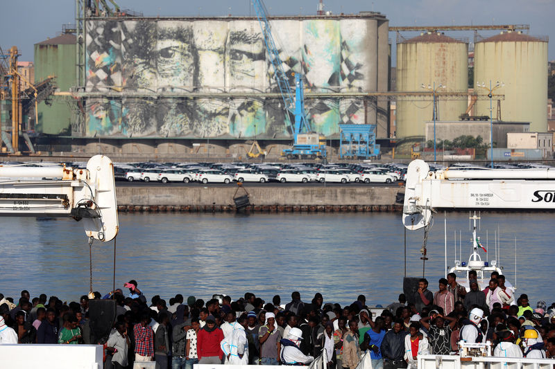 © Reuters. إيطاليا تؤكد منع سفينة مهاجرين من الرسو مع تصاعد خلاف بين روما وباريس