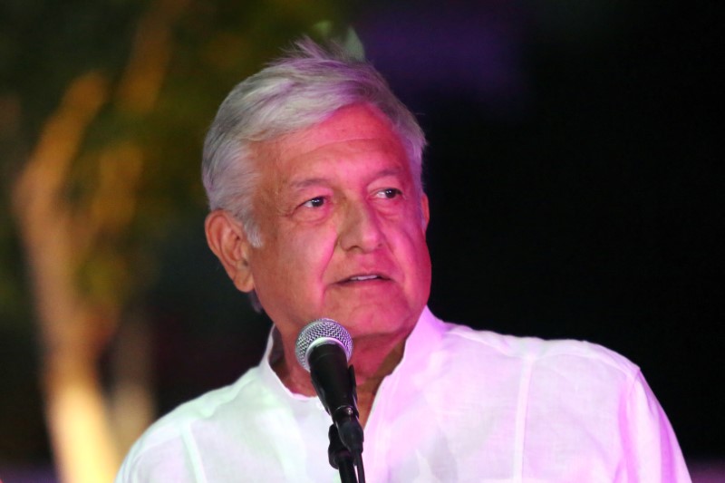 © Reuters. Andrés Manuel López Obrador faz pronunciamento ao chegar para terceiro debate entre candidatos à Presidência do México, em Mérida