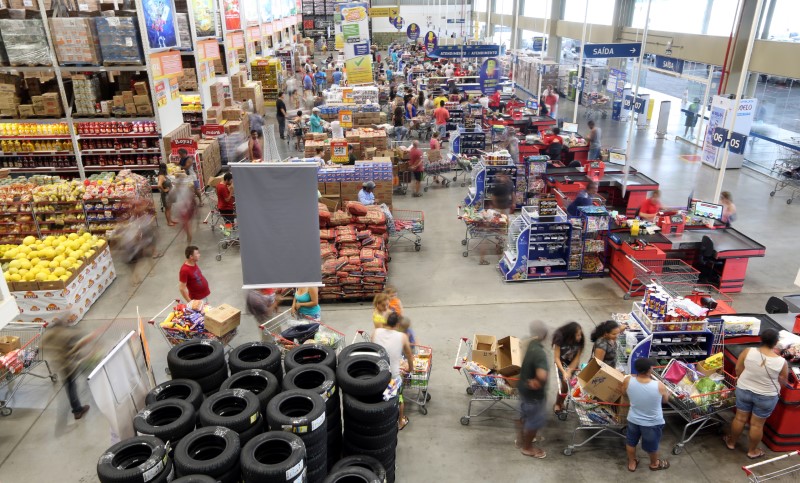 © Reuters. Consumidores fazem compra em mercado em São Paulo