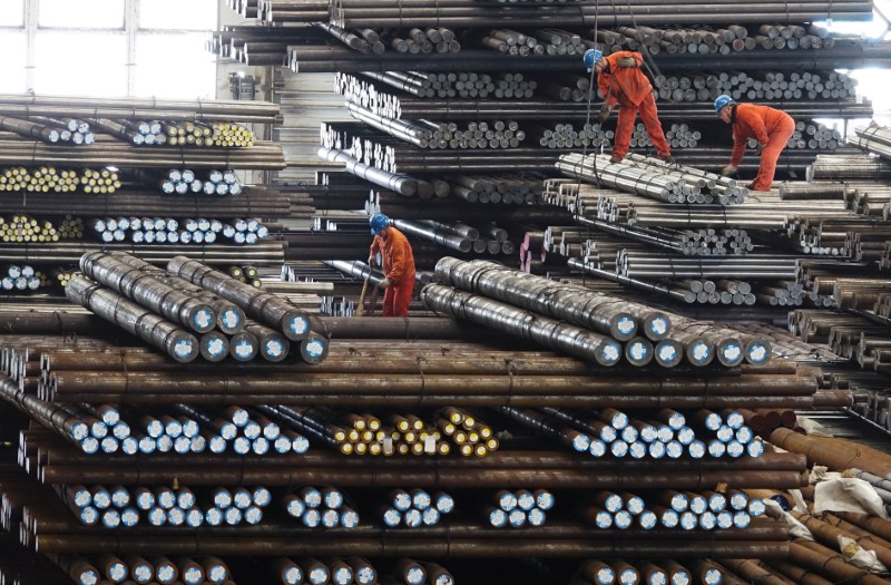 © Reuters. Funcionários transportam barras de aço em Dalian, na China