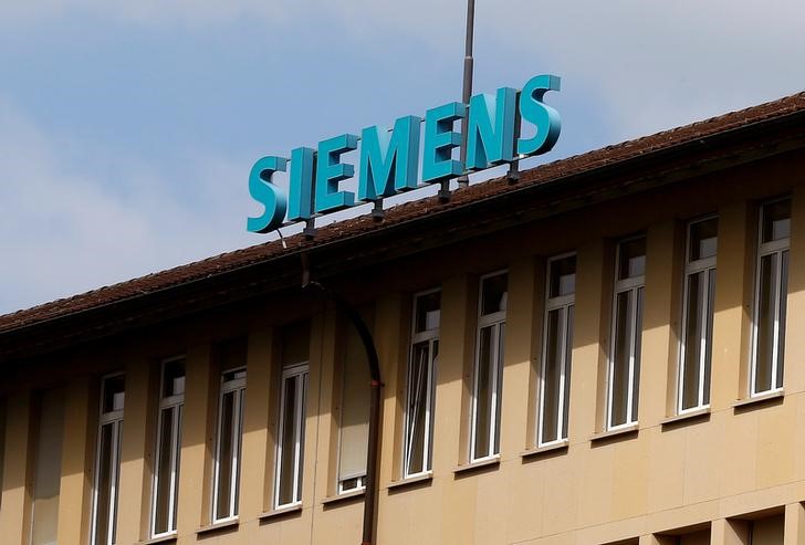 © Reuters. The company logo of Siemens is seen at an office building in Zug