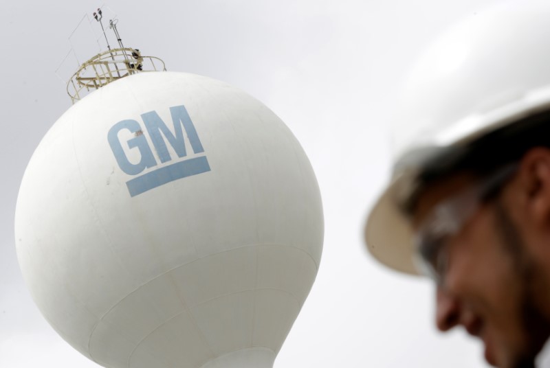 © Reuters. FILE PHOTO -  The GM logo is seen at the General Motors headquarters in Sao Caetano do Sul