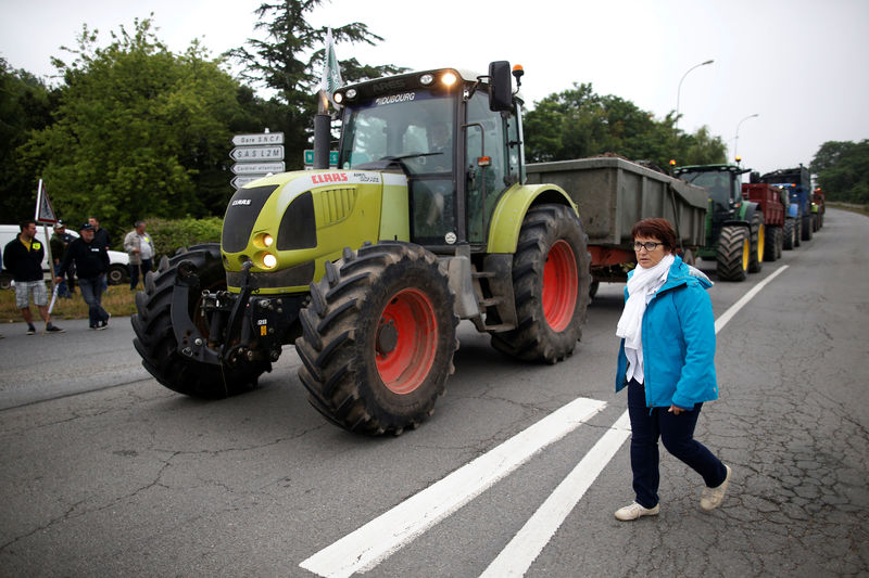 © Reuters. Christiane Lambert, presidente do sindicato agrícola francês FNSEA, passa por trator durante protesto de bloqueio a refinaria em Donges