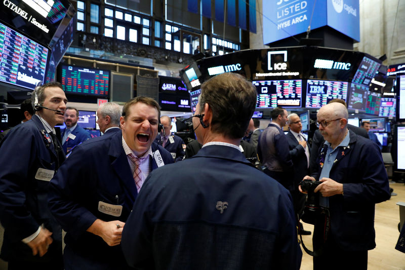 © Reuters. Traders work on the floor of the New York Stock Exchange (NYSE)