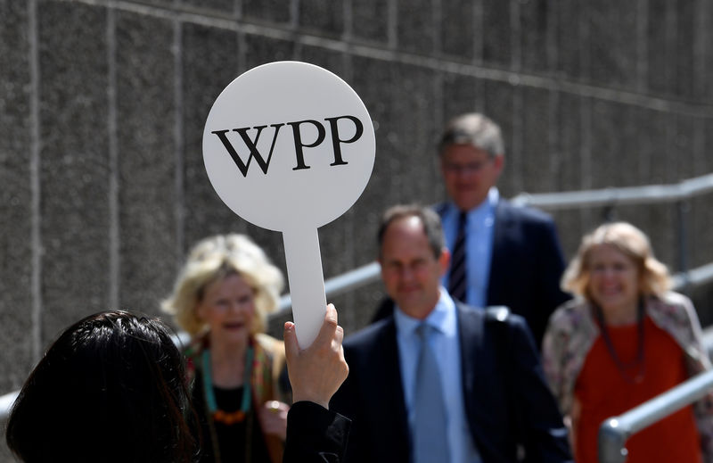 © Reuters. An usher holds a baton to guide attendees towards the AGM of advertising agency WPP in London, Britain