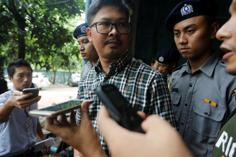 © Reuters. Wa Lone, jornalista da Reuters preso em Mianmar, fala com repórteres ao deixar tribunal em Yangon