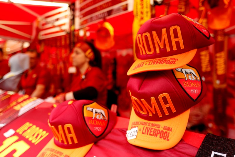 © Reuters. Merchandising della AS Roma in un negozio