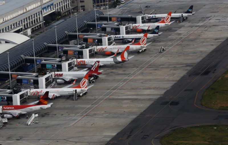 © Reuters. Aeronvaes no aeroporto Santos Dumont, no Rio de Janeiro