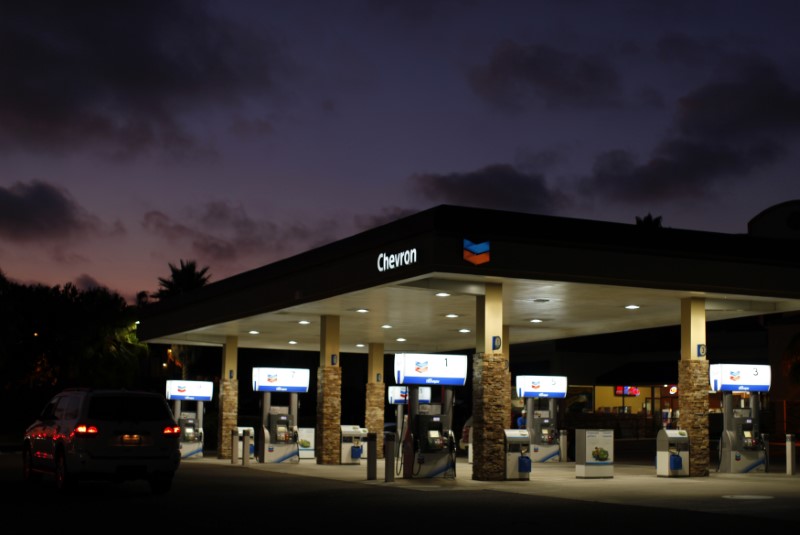 © Reuters. زيادة في أسعار البنزين ترفع أسعار المنتجين في أمريكا في مايو