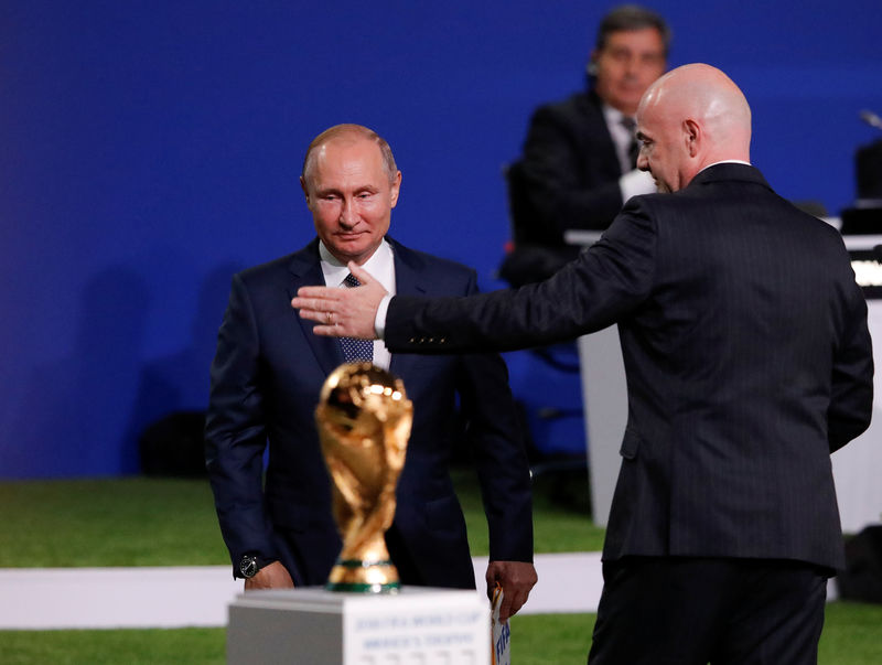 © Reuters. Putin agradece a la FIFA el mantener la política alejada del deporte a un día del Mundial