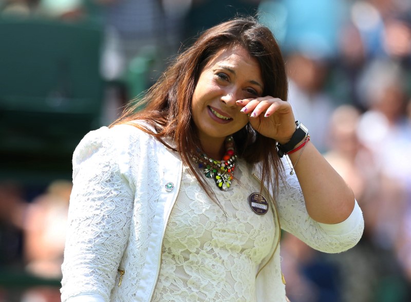 © Reuters. France's Marion Bartoli cries on centre court before doing a coin toss during the first round