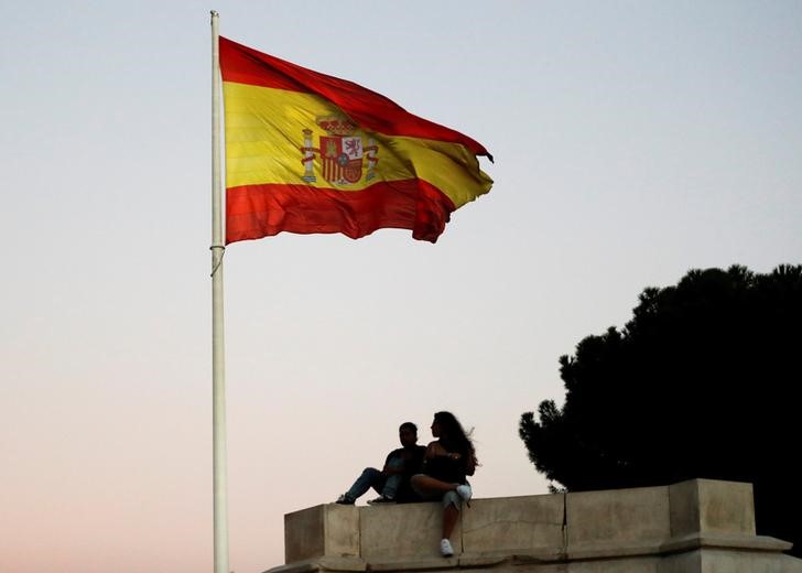 © Reuters. Bandeira da Espanha é vista em Madri