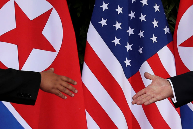 © Reuters. U.S. President Trump and North Korea's Kim meet at the start of their summit in Singapore