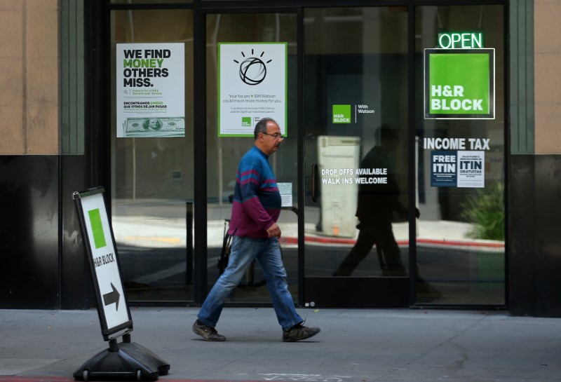 © Reuters. FILE PHOTO - Tax preparation office pictured in Los Angeles