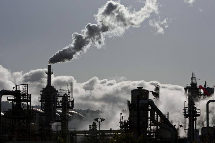 © Reuters. FILE PHOTO: Smoke is released into the sky at an oil refinery in Wilmington