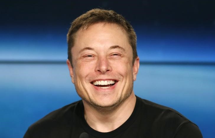 © Reuters. FILE PHOTO: SpaceX founder Musk smiles at a press conference following the first launch of a SpaceX Falcon Heavy rocket in Cape Canaveral