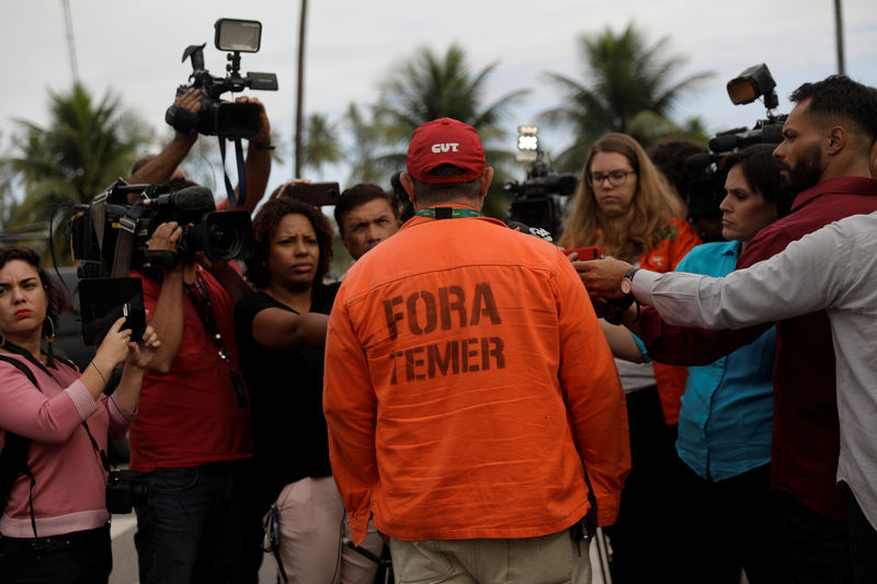 © Reuters. Simão Zanardi, coordenador-geral da Federação Única dos Petroleiros (FUP) fala a jornalistas fora da refinaria da Petrobras em Duque de Caxias, no Rio de Janeiro