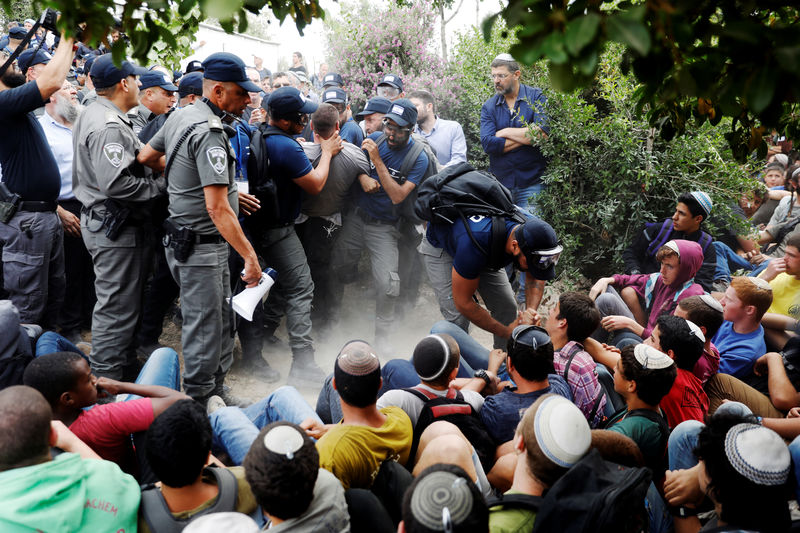 © Reuters. Forças de segurança israelenses com participantes palestinos de protesto