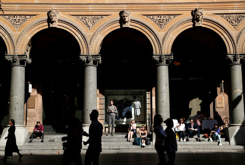 © Reuters. FILE PHOTO: Office workers walk past the General Post Office building during lunchtime in Sydney