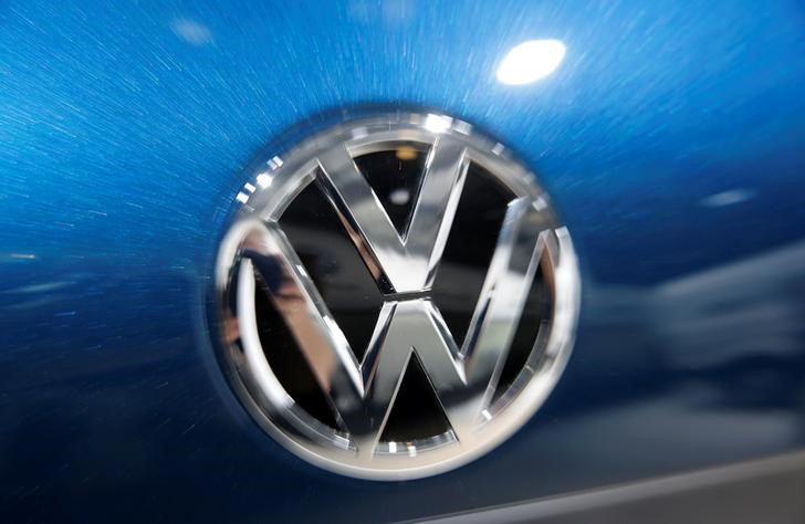 © Reuters. El logo de Volkswagen en la reunión anual del grupo automotriz en Berlín