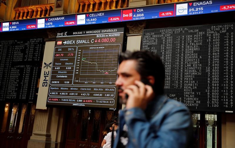 © Reuters. A man talks on a phone at the Madrid stock exchange which plummeted after Britain voted to leave the European Union in the EU BREXIT referendum, in Madrid