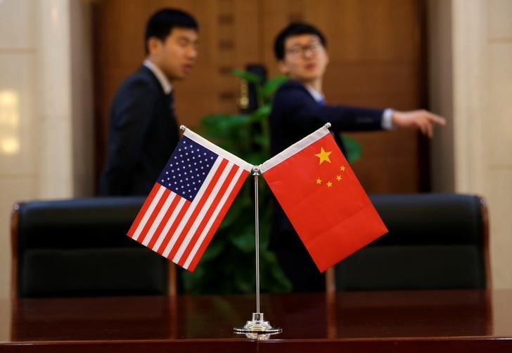 © Reuters. Chinese and U.S. flags are set up for a signing ceremony during a visit by U.S. Secretary of Transportation Elaine Chao at China's Ministry of Transport in Beijing,