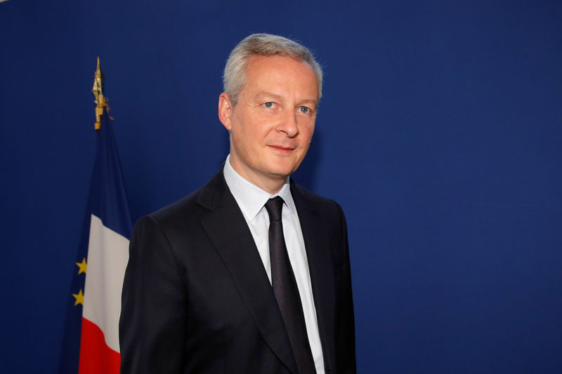 © Reuters. French Finance Minister Bruno Le Maire walks at the Bercy Finance Ministry in Paris