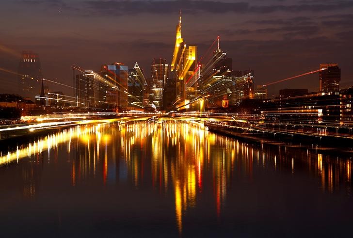 © Reuters. FILE PHOTO: The Frankfurt skyline with its financial district is photographed on early evening in Frankfurt