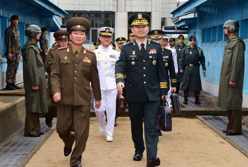 © Reuters. محادثات عسكرية بين الكوريتين بعد إعلان أمريكا عن خطة لوقف المناورات
