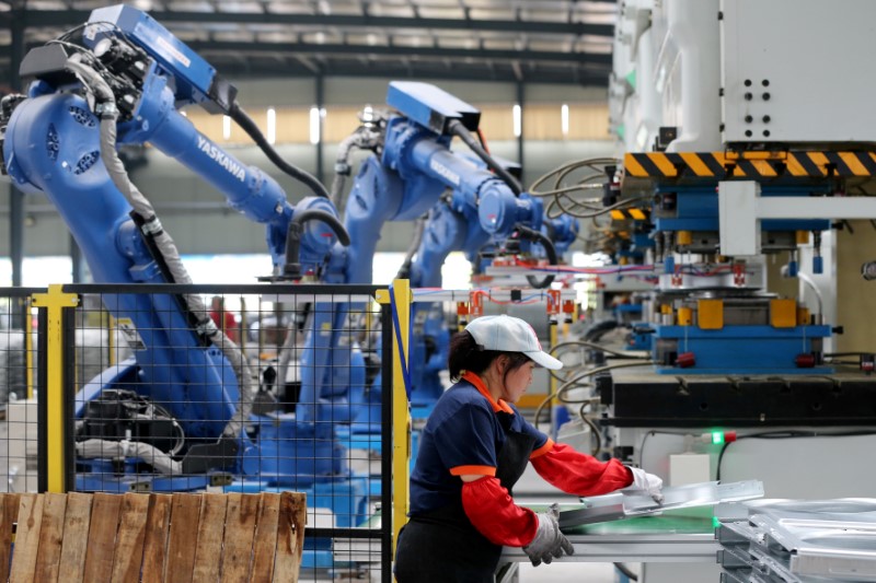 © Reuters. Funcionária trabalha em fábrica em Huaibei, na China