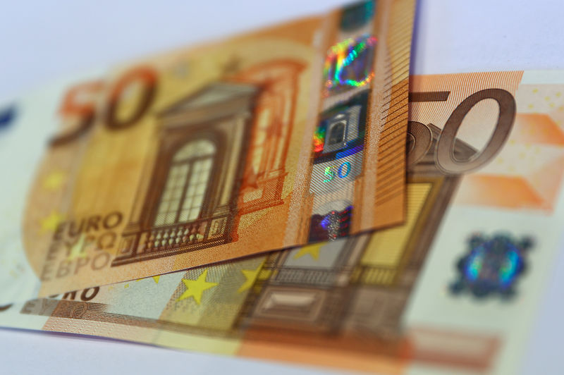 © Reuters. FILE PHOTO: The German Bundesbank presents the new 50 euro banknote at it's headquarters in Frankfurt
