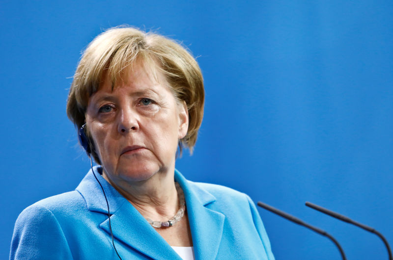 © Reuters. Merkel in difficoltà per evitare crisi di coalizione su politica migranti