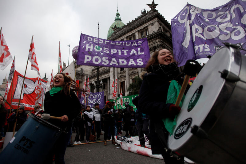 © Reuters. Diputados de Argentina aprueban el proyecto para legalizar el aborto