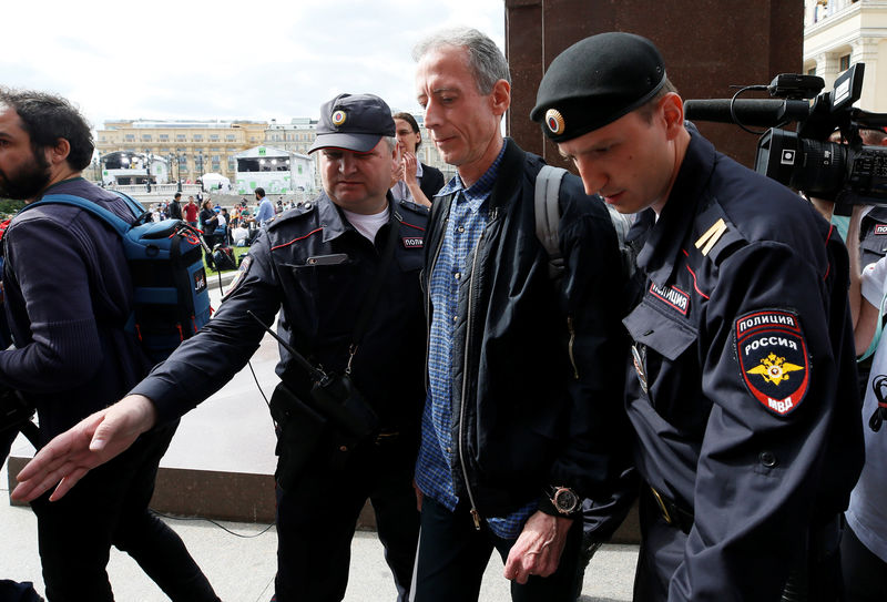 © Reuters. Britânico defensor de direitos LGBT Peter Tatchell é detido por policiais após protesto em Moscou, na Rússia