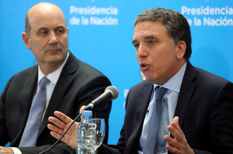 © Reuters. O ministro do Tesouro da Argentina, Nicolas Dujovne (à direita) e o presidente do Banco Central da Argentina, Federico Sturzenegger, durante coletiva de imprensa em Buenos Aires