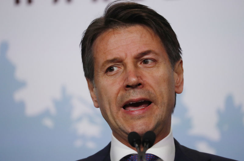 © Reuters. O primeiro-ministro da Itália, Giuseppe Conte, discursa durante cúpula do G7 em La Malbaie, no Canadá