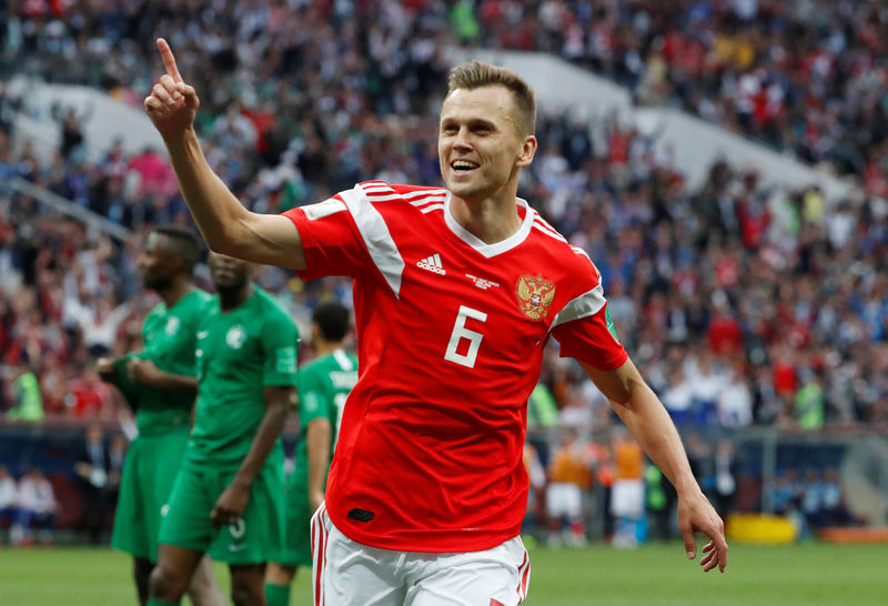 © Reuters. Rusia golea 5-0 a Arabia Saudí en debut mundialista con doblete de Cheryshev