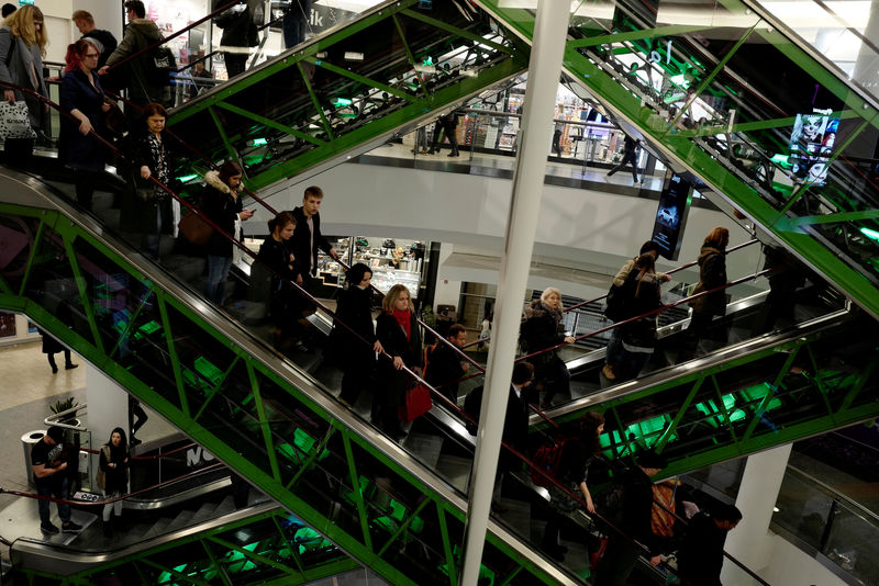© Reuters. FILE PHOTO: Shoppers use escalators as they visit a shopping mall in Warsaw