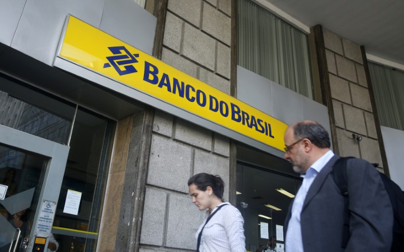 © Reuters. Pessoas passam em frente de agência do Banco do Brasil no Rio de Janeiro, Brasil