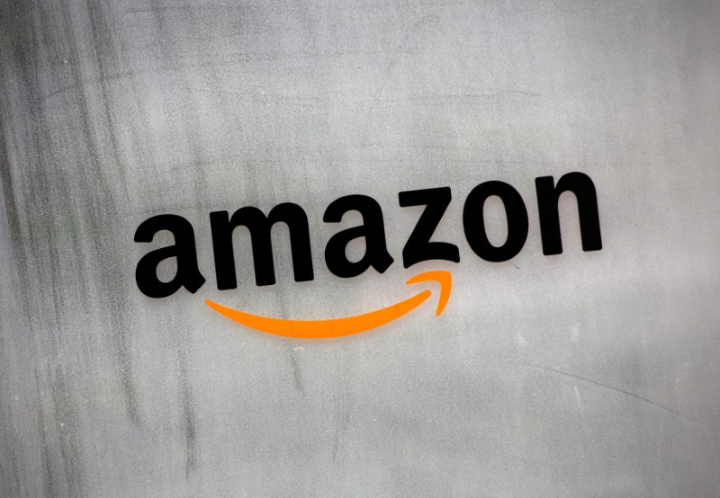 © Reuters. Logomarca da Amazon em prédio comercial no Japão