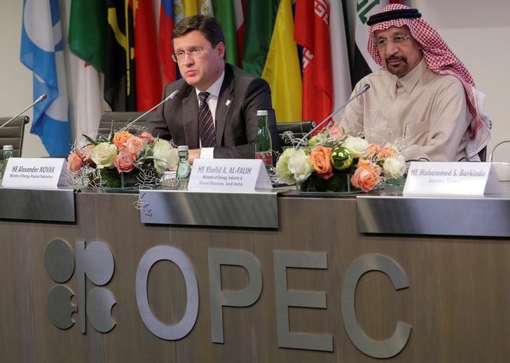 © Reuters. Ministro da Energia russo, Alexander Novak (esq.) e o ministro da Energia saudita, Khalid al-Falih (dir.) durante coletiva de imprensa em Viena, Aústria